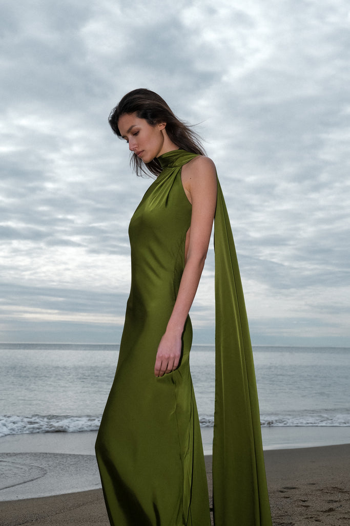【新品／試着のみ】Narrow line Cape Dress Baila Bottle Green Satin High-Neck Cape-Sleeve Maxi Dress – Club L