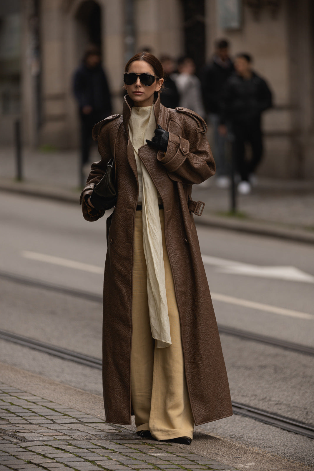 GABARDINA CAMBRAY MARRÓN AVELLANA CON TEXTURA