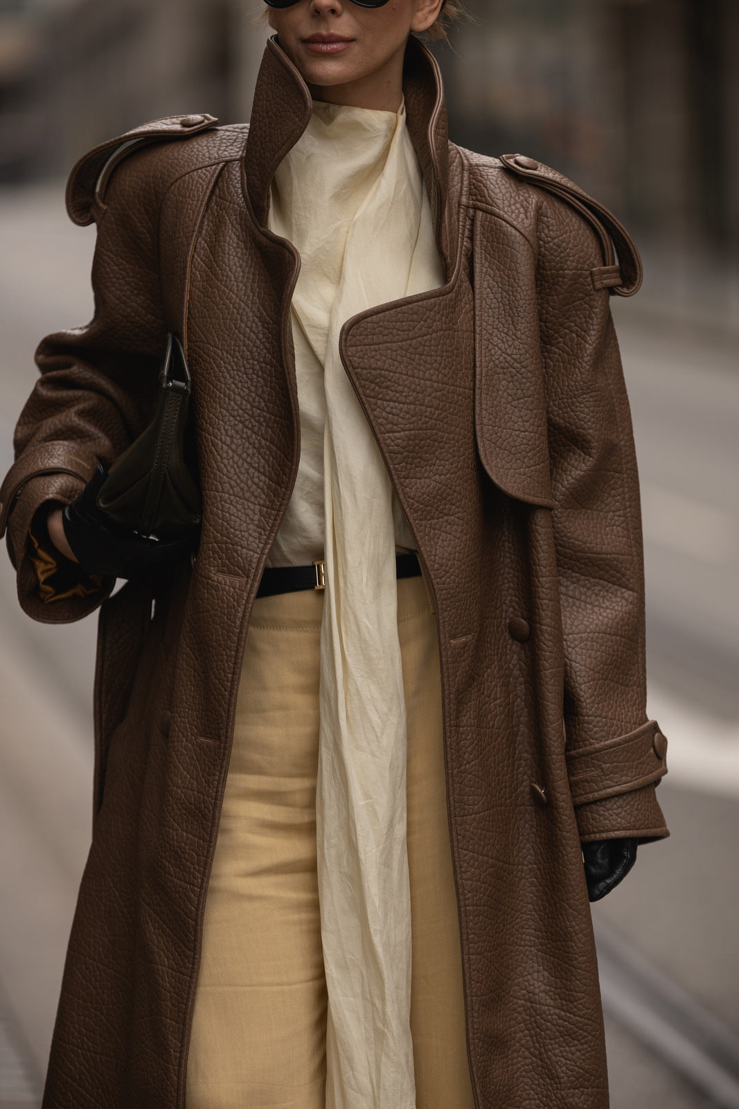 GABARDINA CAMBRAY MARRÓN AVELLANA CON TEXTURA