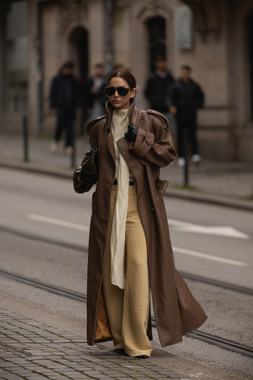 GABARDINA CAMBRAY MARRÓN AVELLANA CON TEXTURA