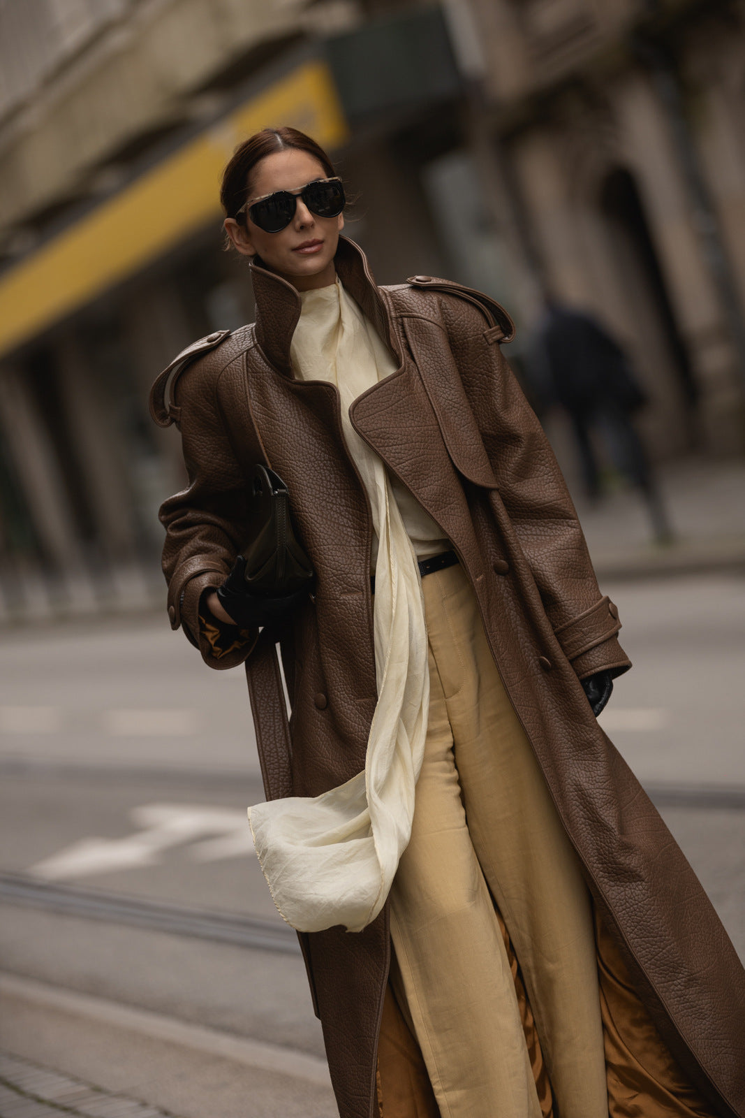 GABARDINA CAMBRAY MARRÓN AVELLANA CON TEXTURA