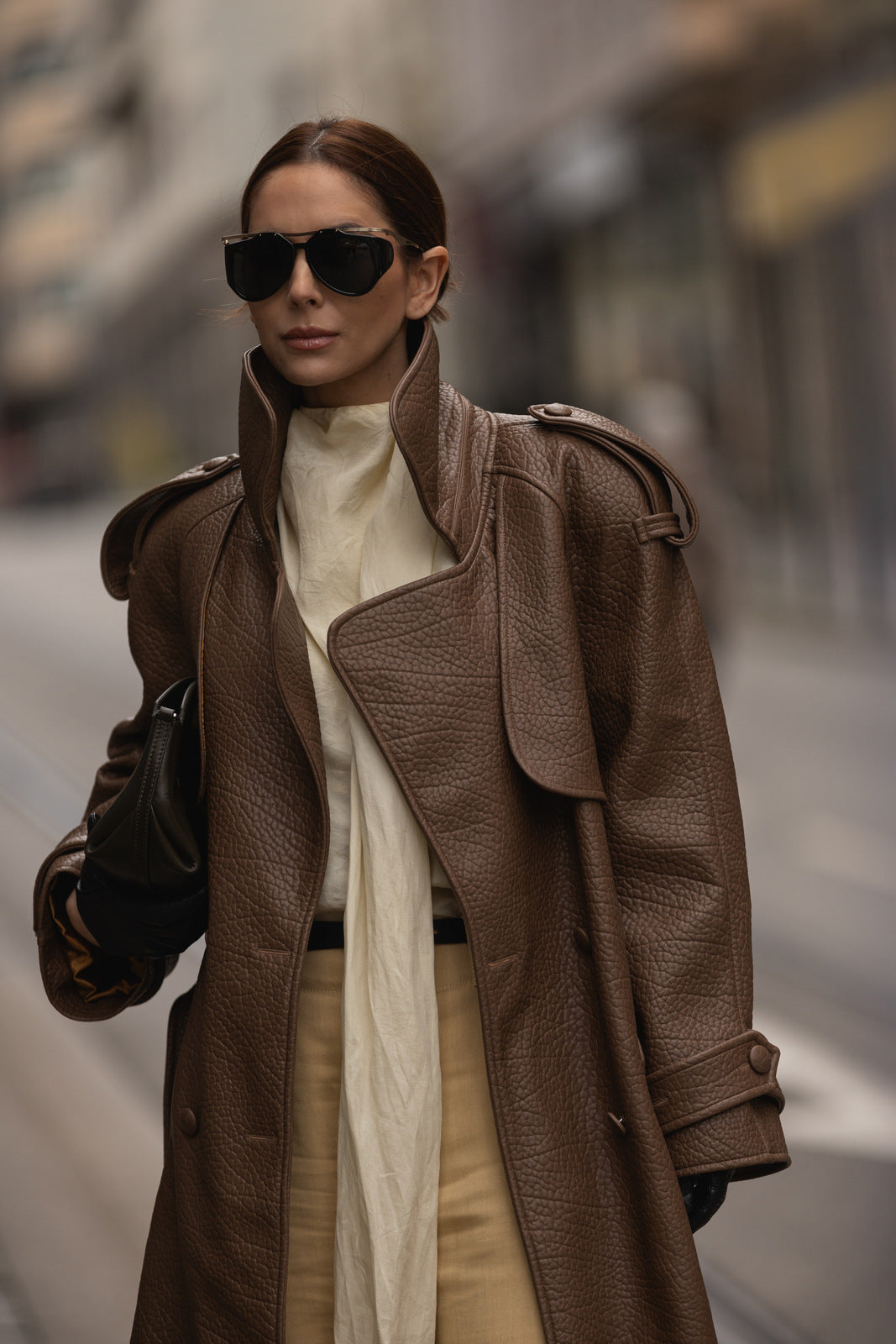 GABARDINA CAMBRAY MARRÓN AVELLANA CON TEXTURA