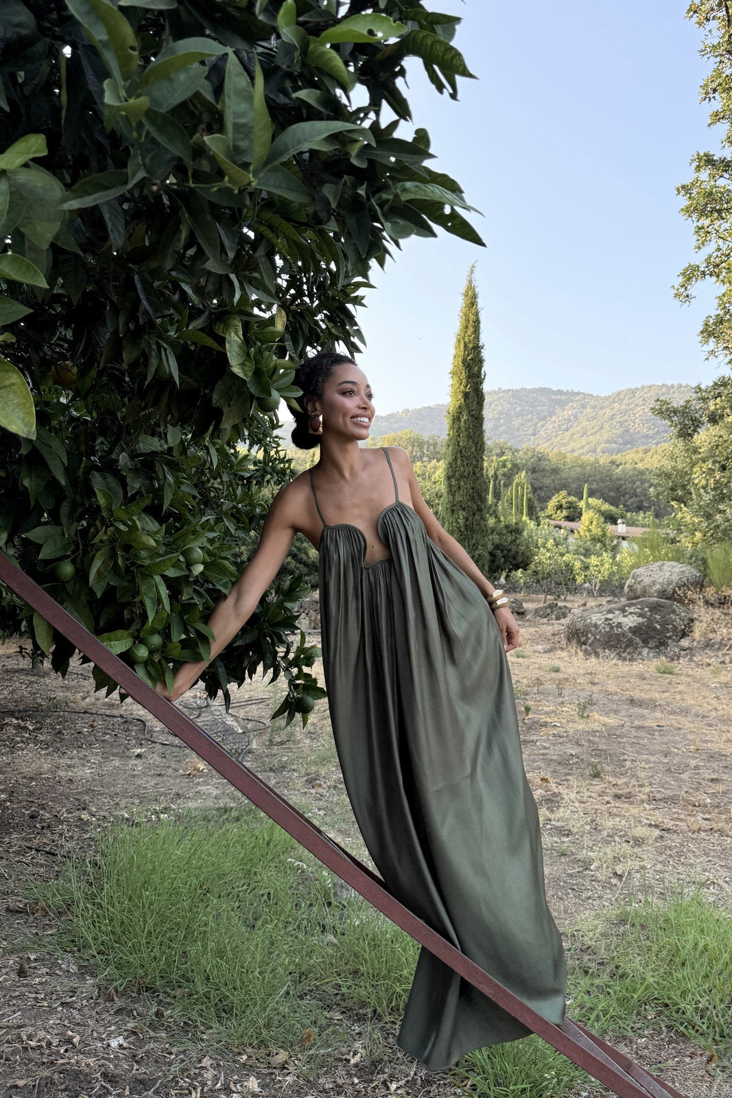 VESTIDO LONGO VERDE COM BRILHO