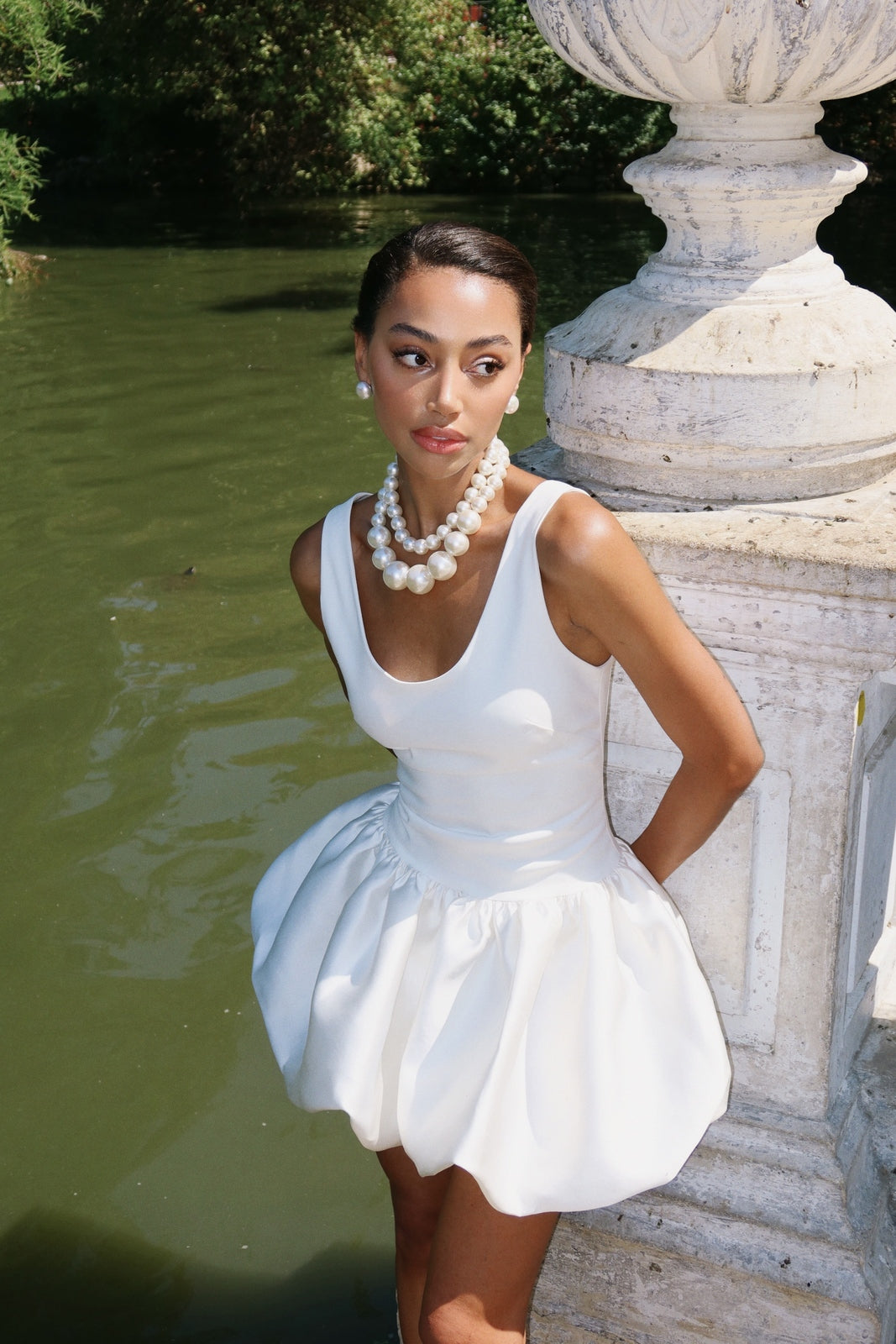 VESTIDO CURTO BRANCO DE ALÇA COM SAIA ABALONADA
