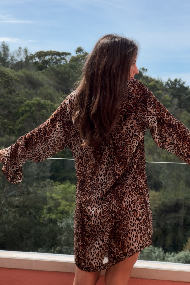 VESTIDO CORTO CON ESTAMPADO DE LEOPARDO