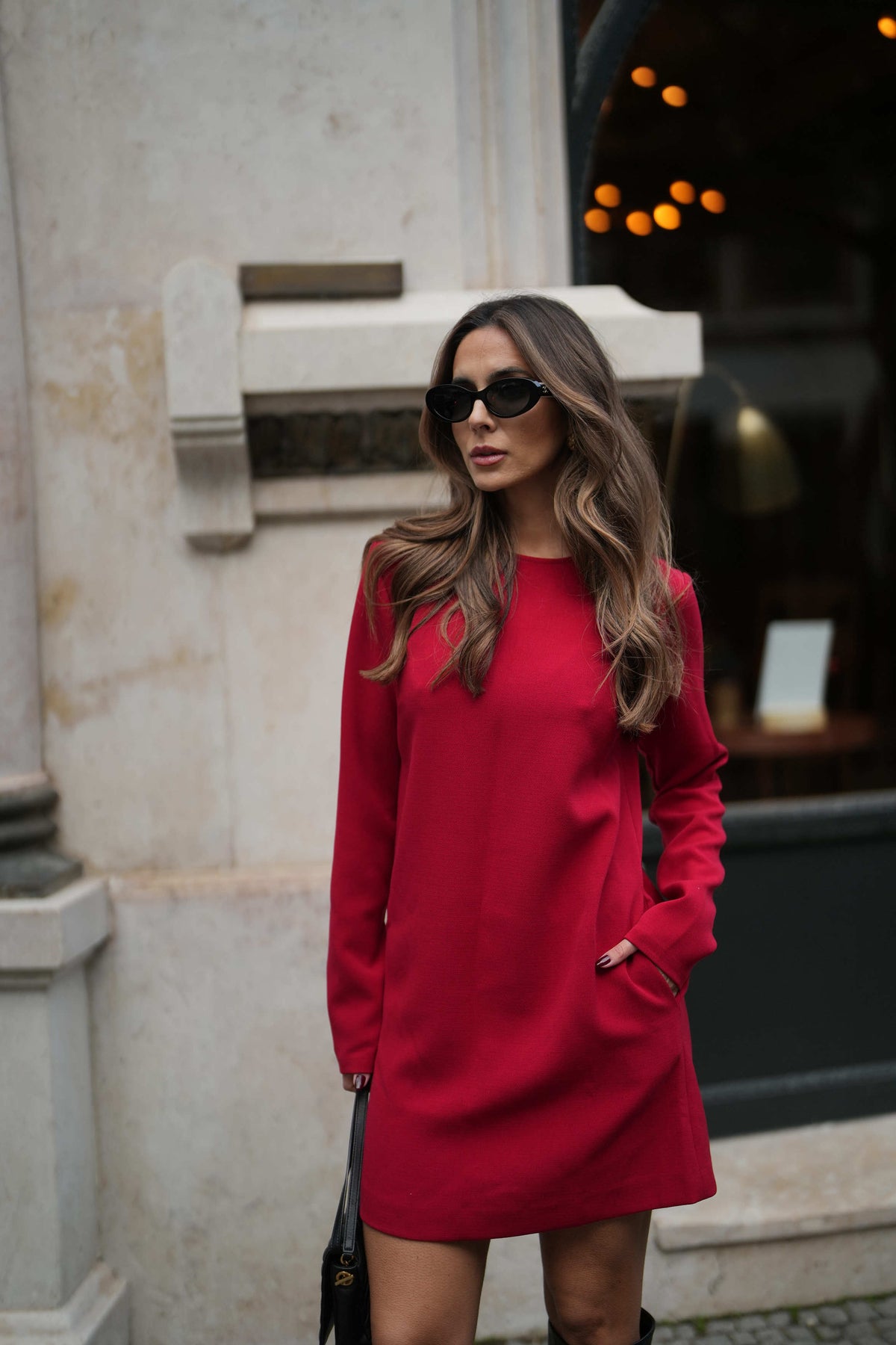 ROBE COURTE ROUGE À MANCHES LONGUES