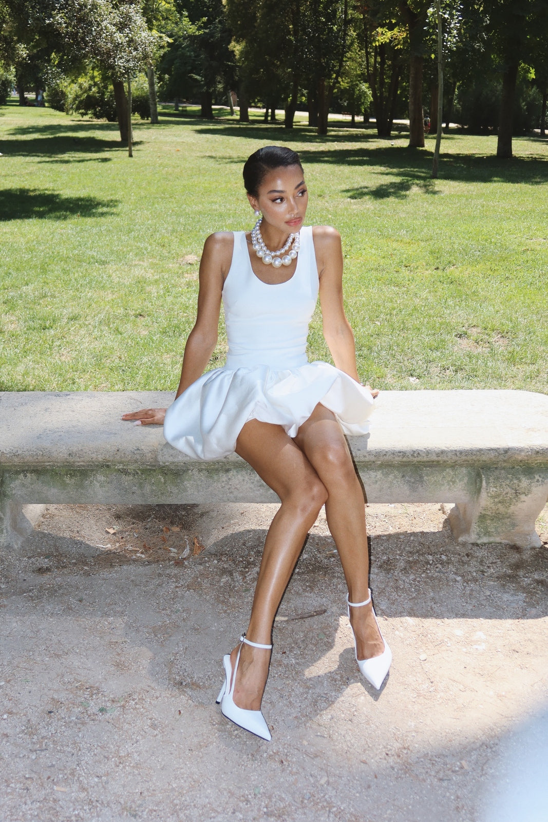 VESTIDO CURTO BRANCO DE ALÇA COM SAIA ABALONADA