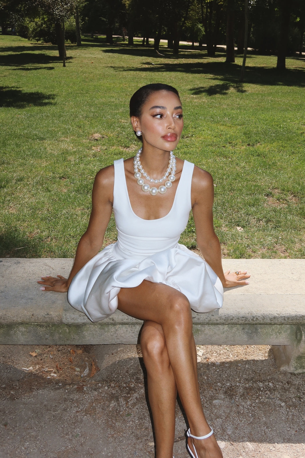 VESTIDO CURTO BRANCO DE ALÇA COM SAIA ABALONADA