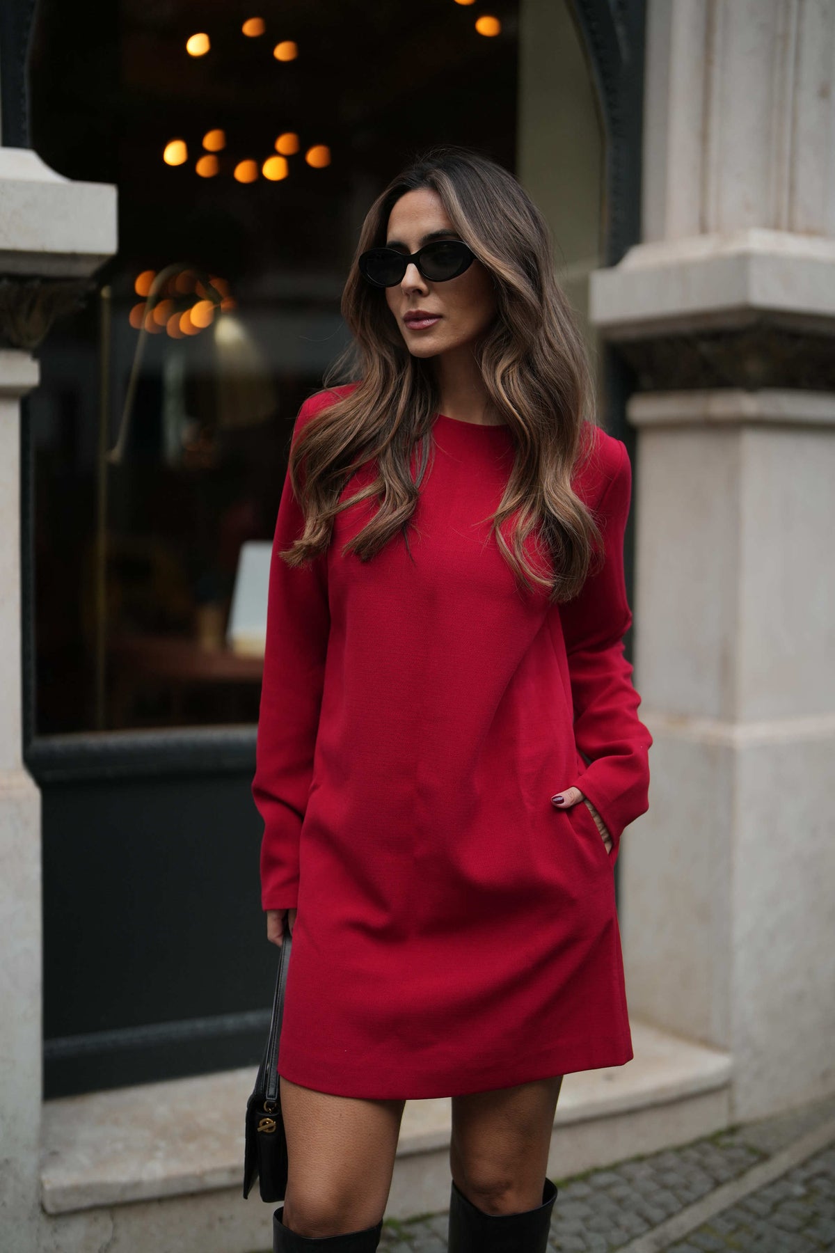 ROBE COURTE ROUGE À MANCHES LONGUES