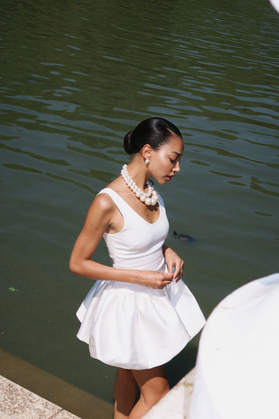 VESTIDO CURTO BRANCO DE ALÇA COM SAIA ABALONADA