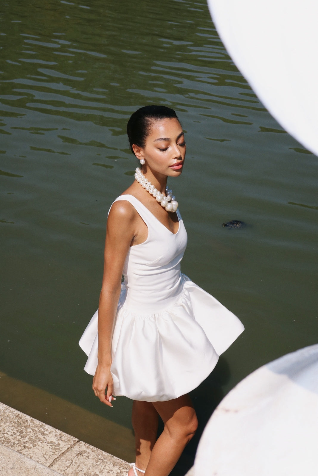 VESTIDO CURTO BRANCO DE ALÇA COM SAIA ABALONADA