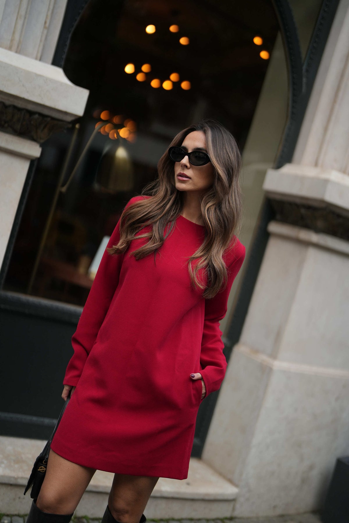ROBE COURTE ROUGE À MANCHES LONGUES