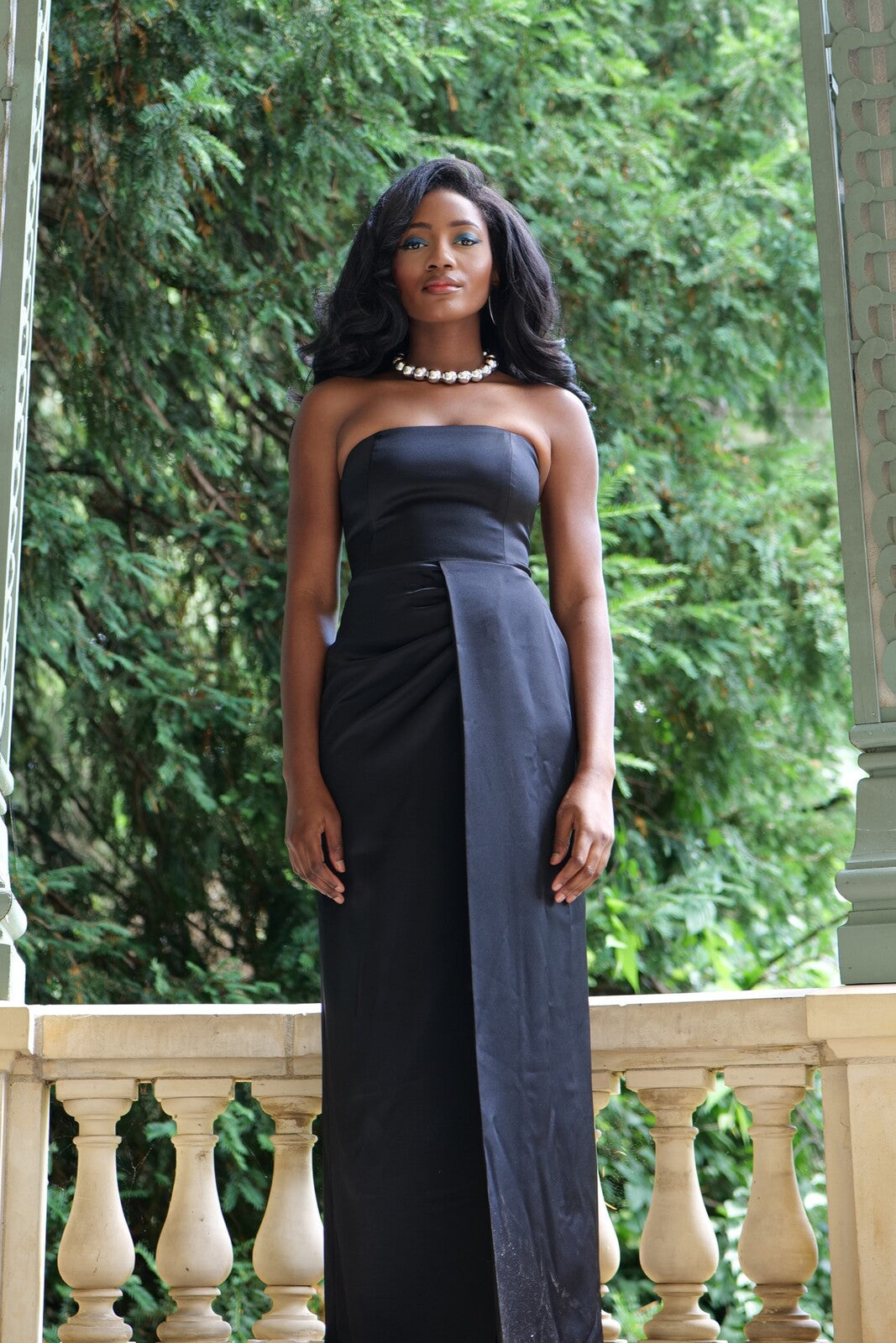 BLACK DRESS WITH STRAIGHT NECKLINE BLACK DRESS WITH STRAIGHT NECKLINE