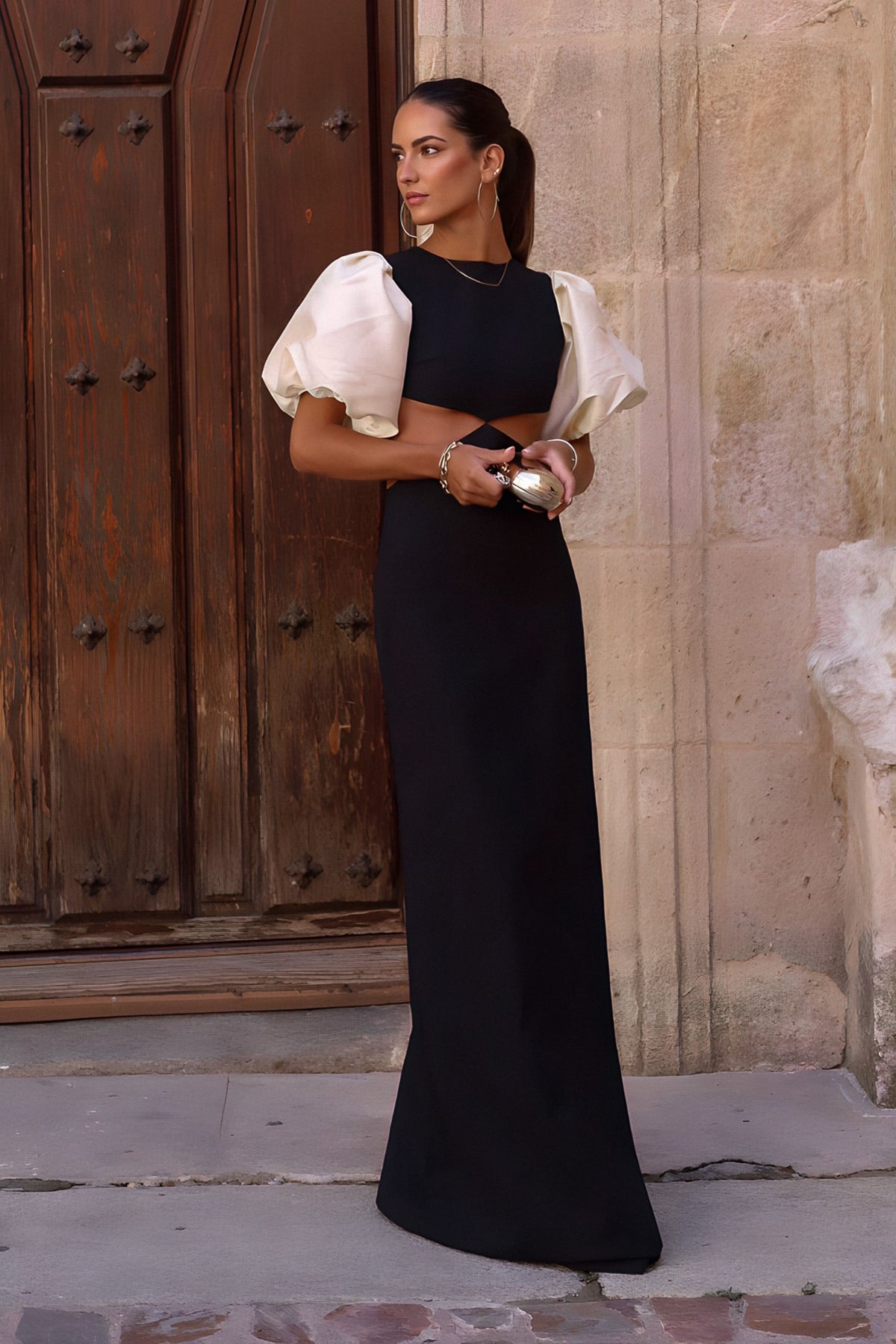 ROBE NOIRE AVEC MANCHES EN PERLES