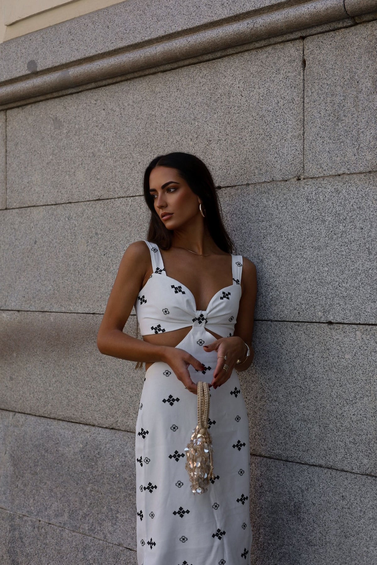 LONGUE ROBE BLANCHE AVEC BRODERIE NOIRE