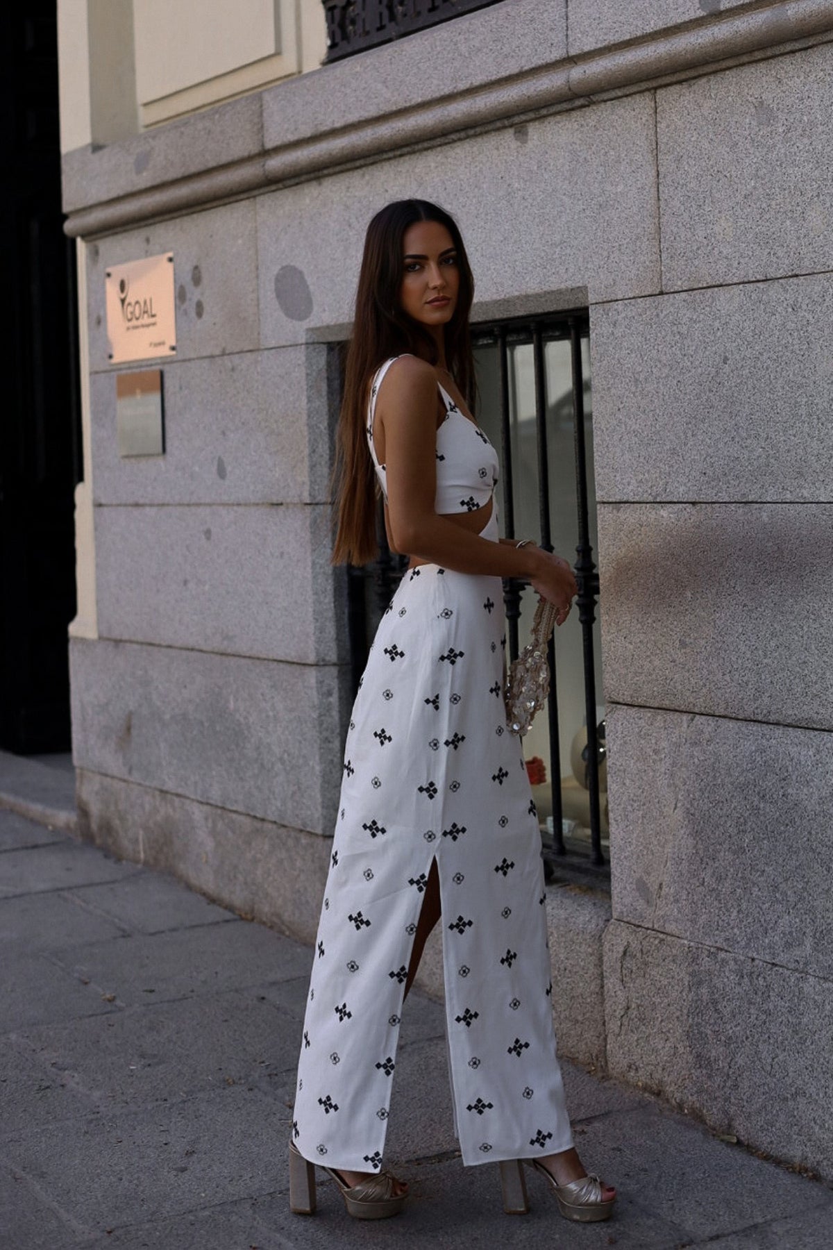 LONGUE ROBE BLANCHE AVEC BRODERIE NOIRE