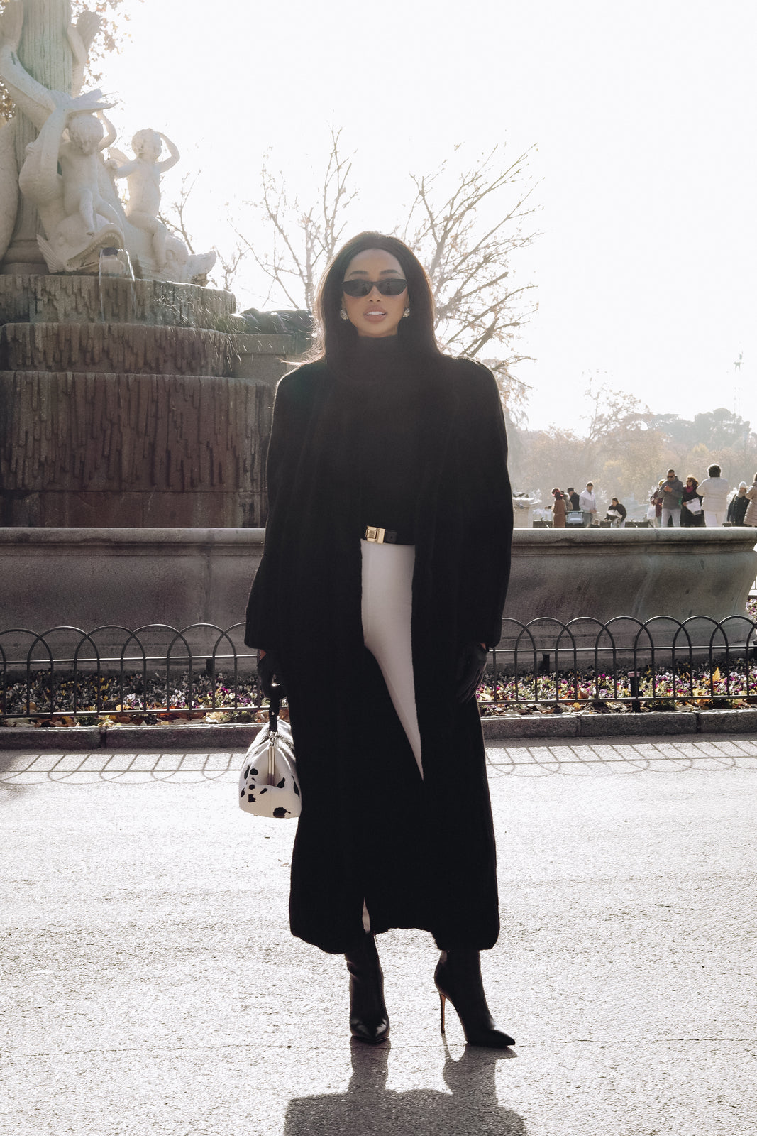 ABRIGO NEGRO DE PELO SIN CUELLO