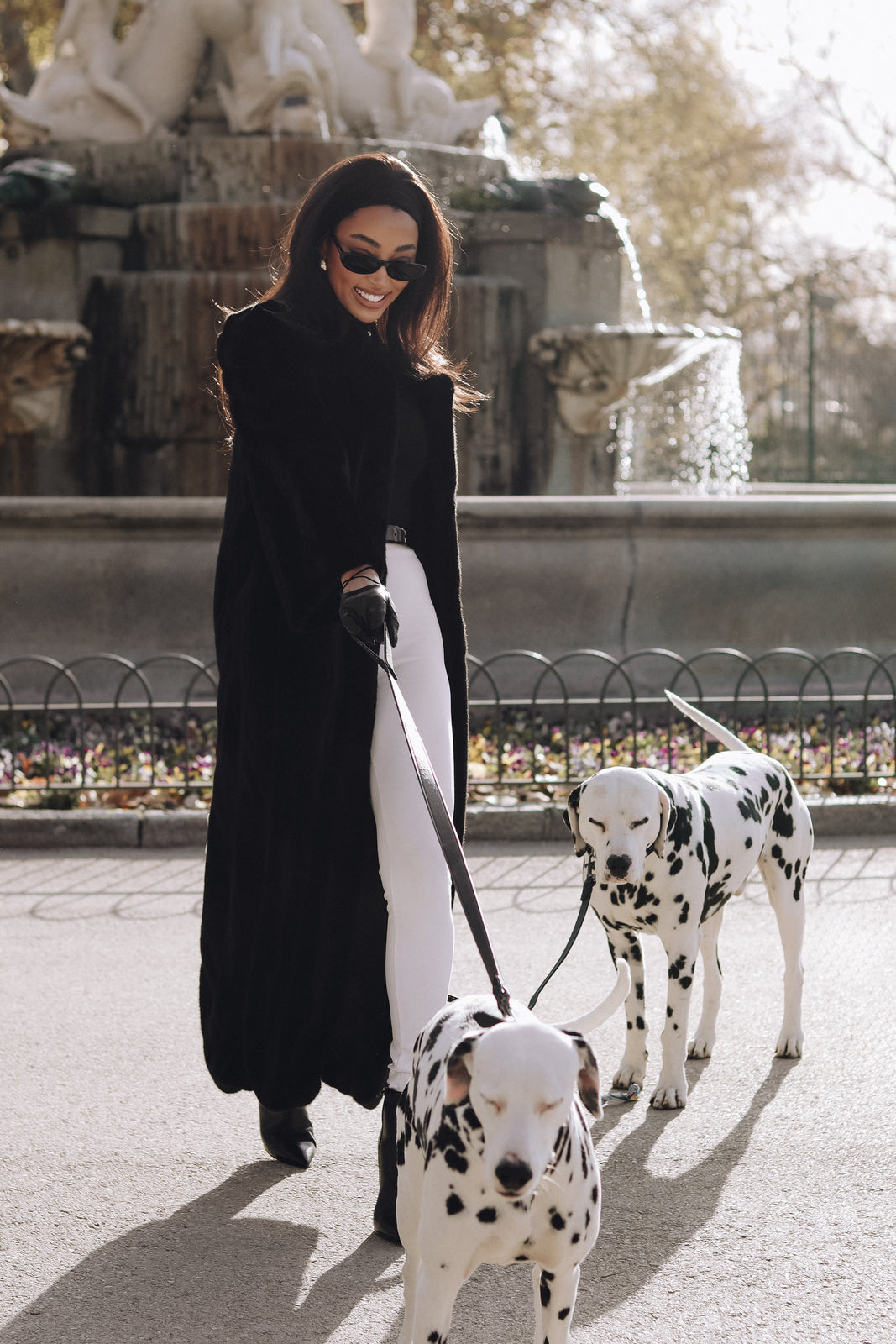 ABRIGO NEGRO DE PELO SIN CUELLO