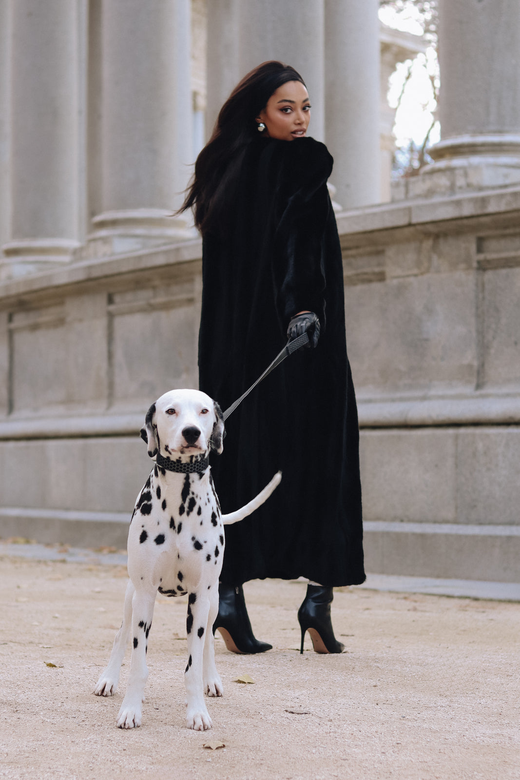 ABRIGO NEGRO DE PELO SIN CUELLO