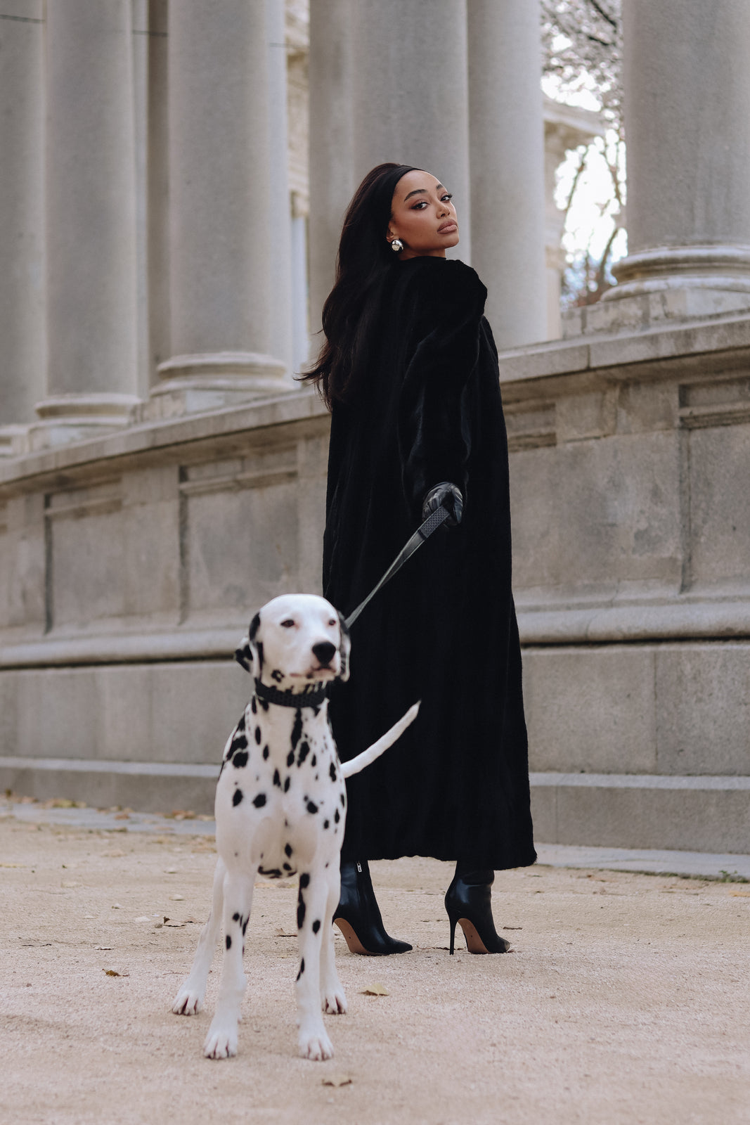 ABRIGO NEGRO DE PELO SIN CUELLO