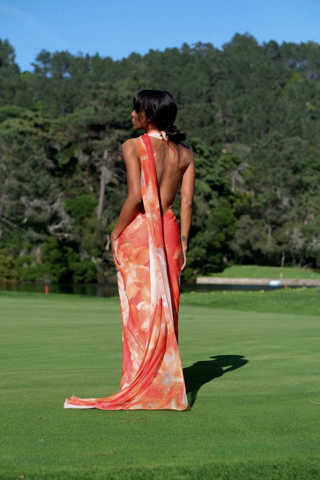 VESTIDO ESTAMPADO LARANJA COM CAPA