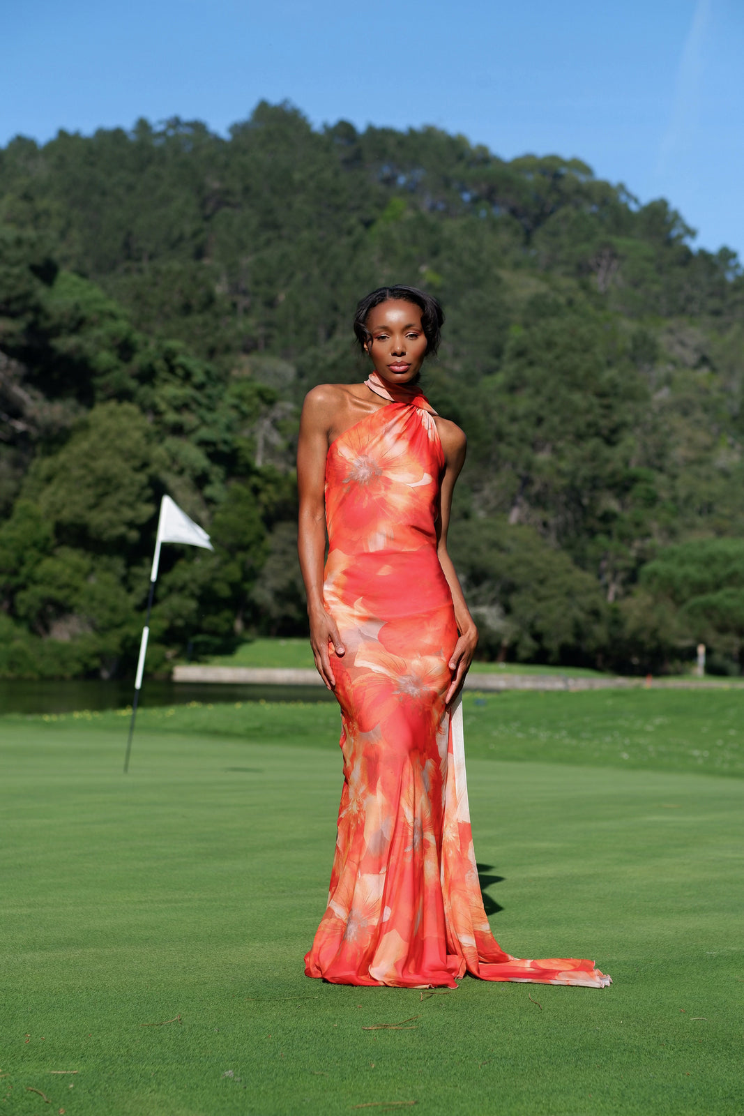 VESTIDO ESTAMPADO LARANJA COM CAPA