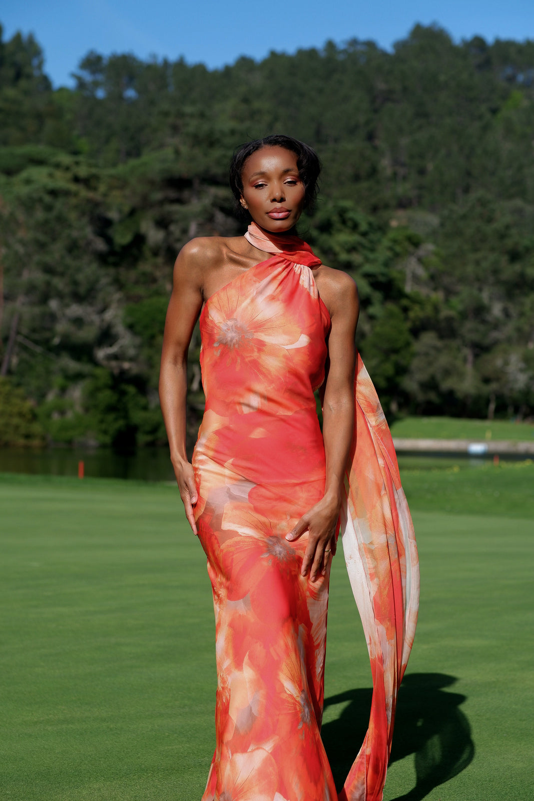 VESTIDO ESTAMPADO LARANJA COM CAPA