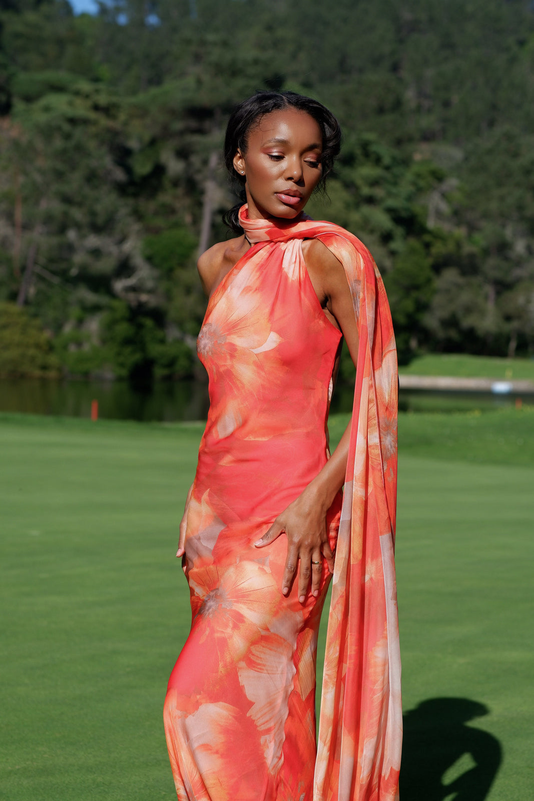 VESTIDO ESTAMPADO LARANJA COM CAPA