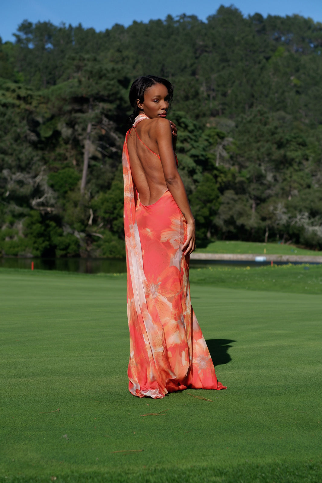 VESTIDO ESTAMPADO LARANJA COM CAPA