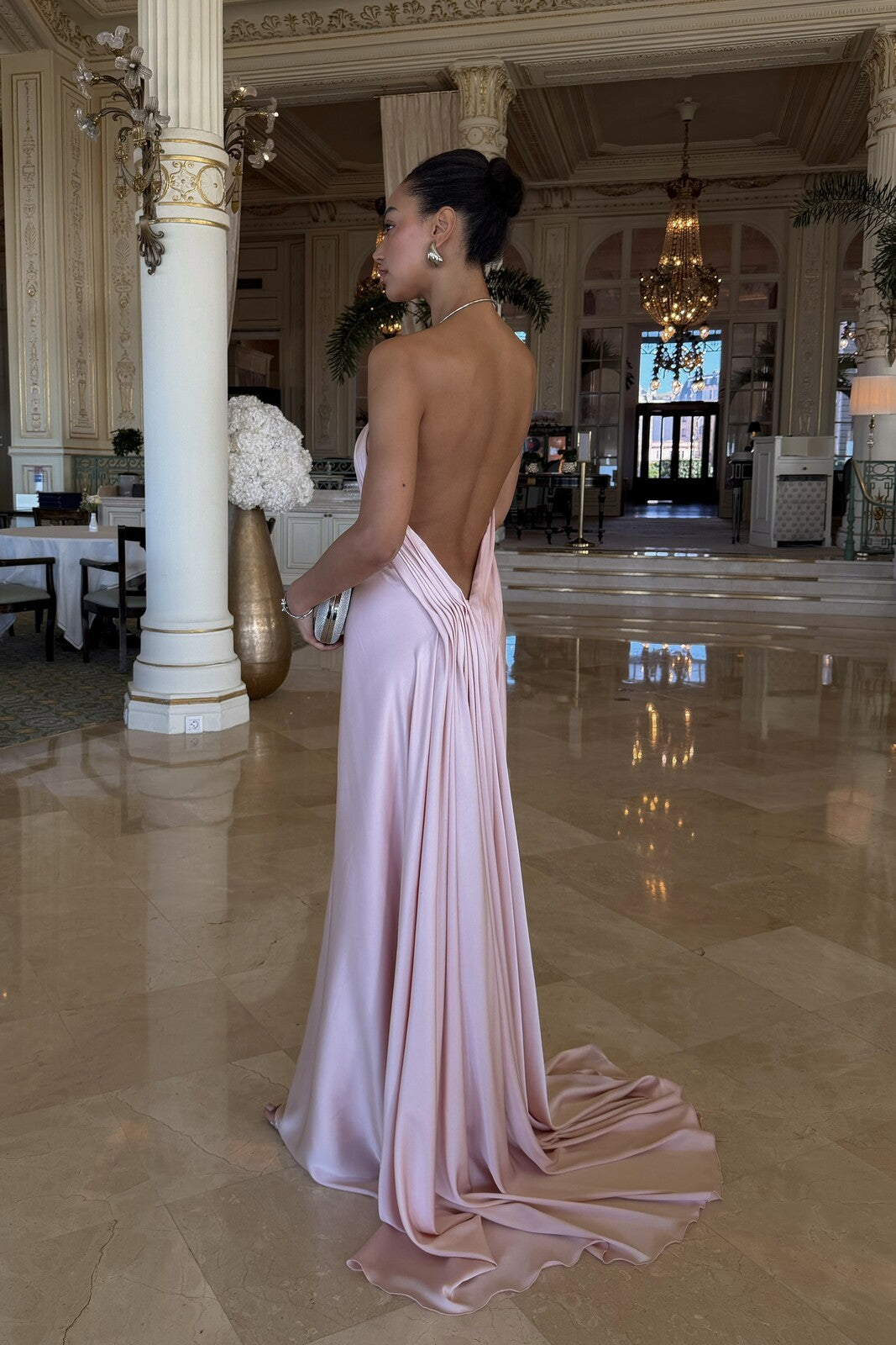 VESTIDO ROSA CLARO APLICAÇÃO PESCOÇO E COSTAS ABERTAS