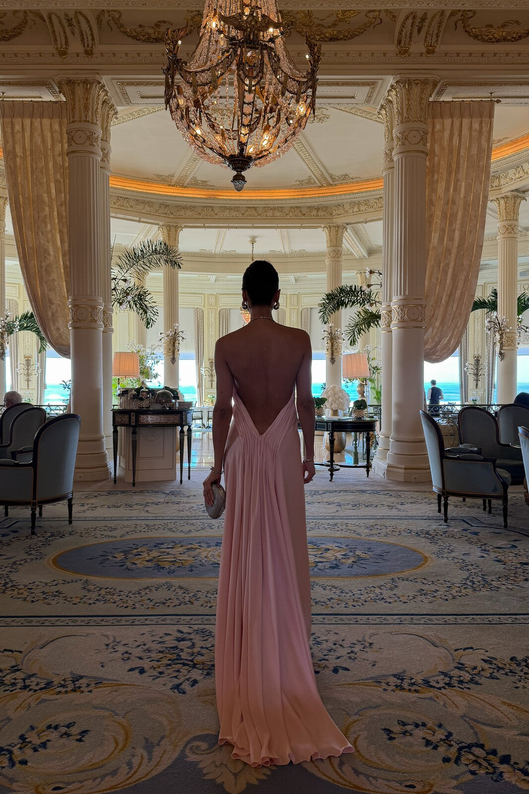 VESTIDO ROSA CLARO APLICAÇÃO PESCOÇO E COSTAS ABERTAS