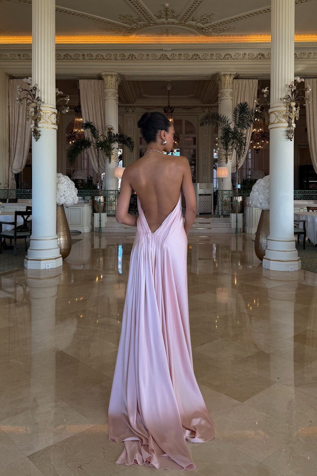 VESTIDO ROSA CLARO APLICAÇÃO PESCOÇO E COSTAS ABERTAS