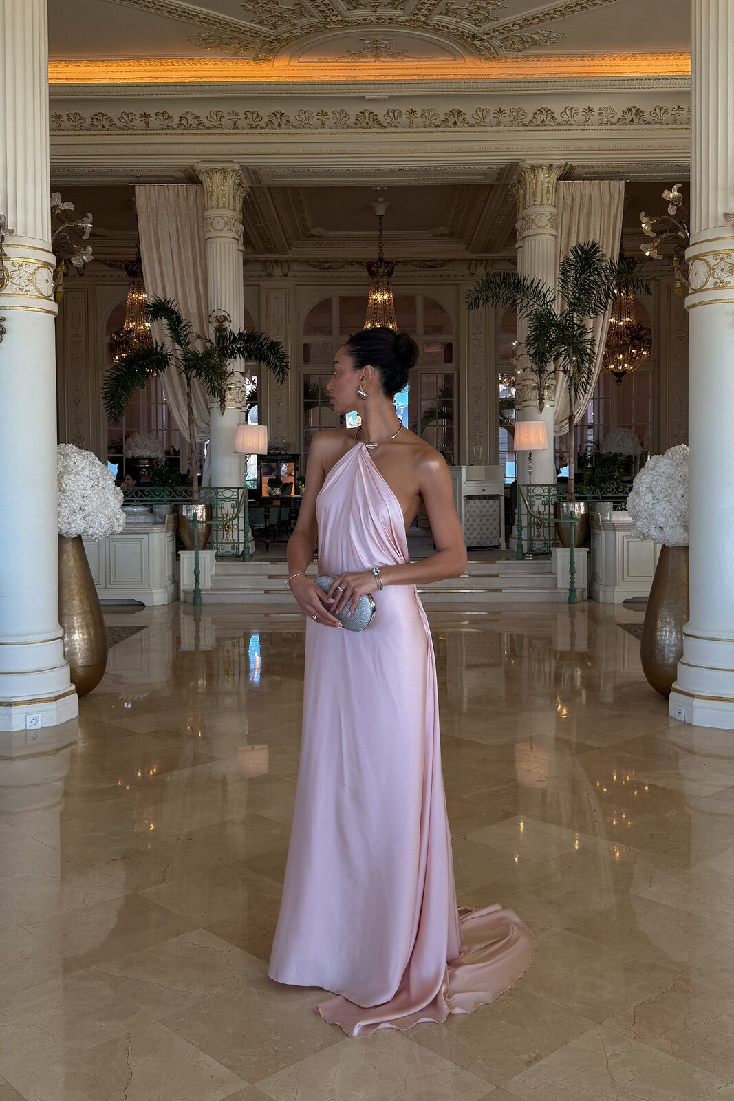 VESTIDO ROSA CLARO APLICAÇÃO PESCOÇO E COSTAS ABERTAS