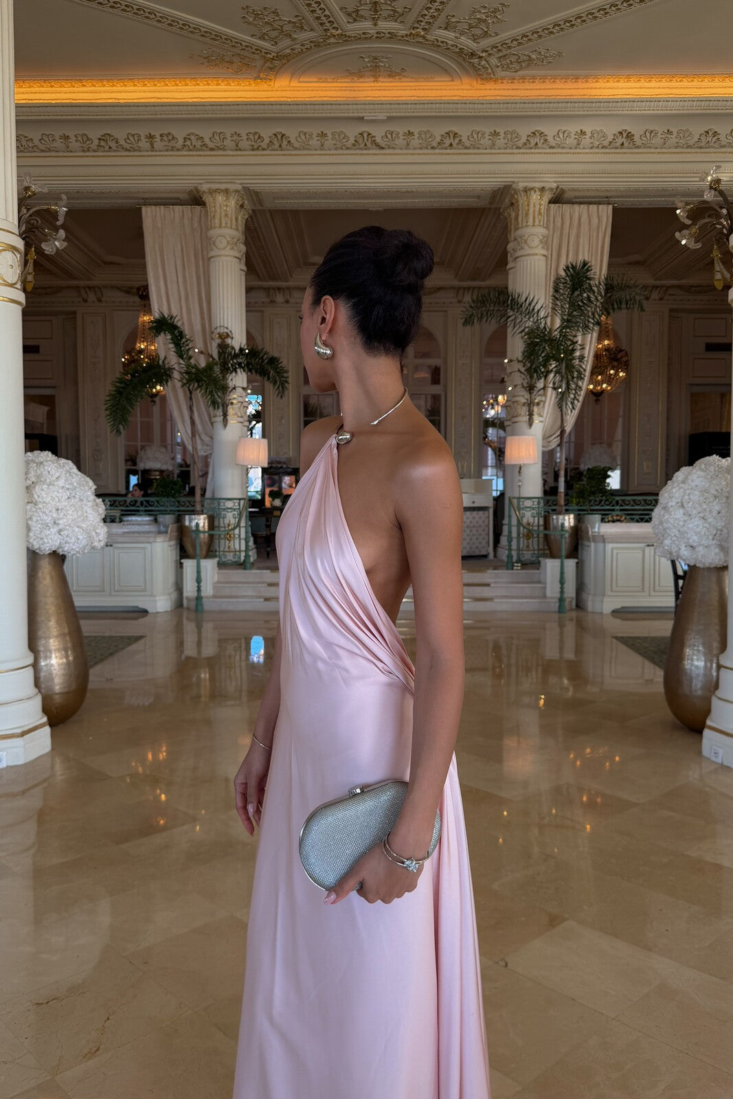 VESTIDO ROSA CLARO APLICAÇÃO PESCOÇO E COSTAS ABERTAS