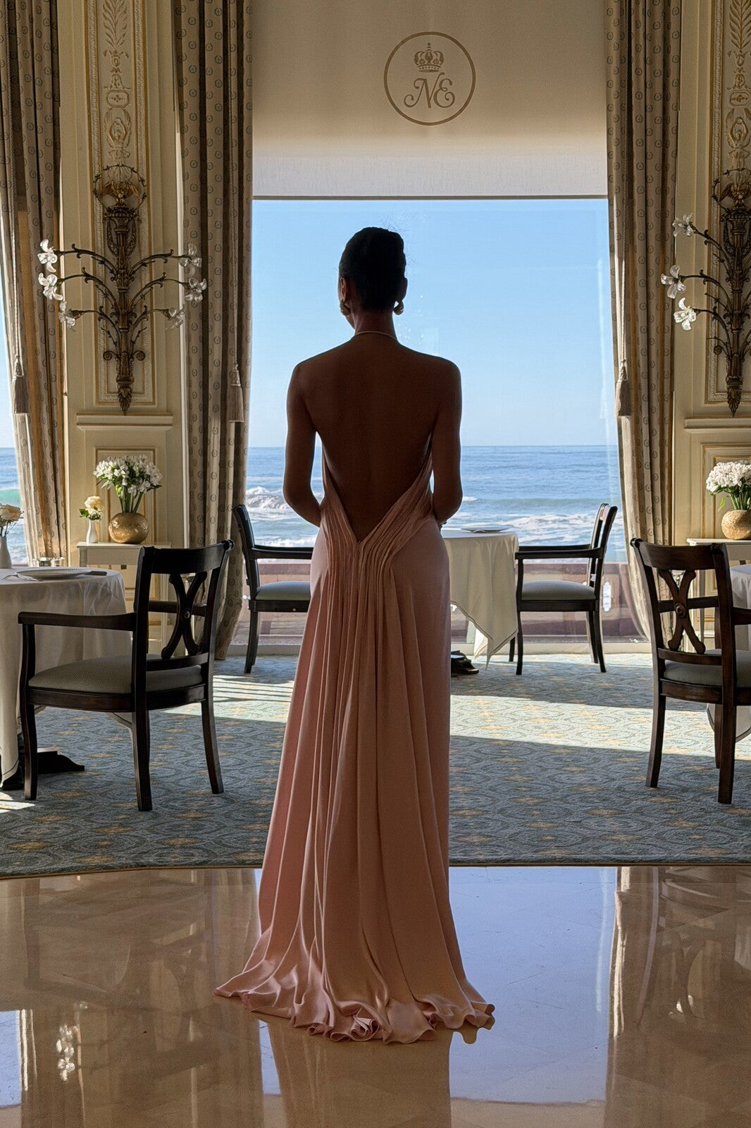 VESTIDO ROSA CLARO APLICAÇÃO PESCOÇO E COSTAS ABERTAS