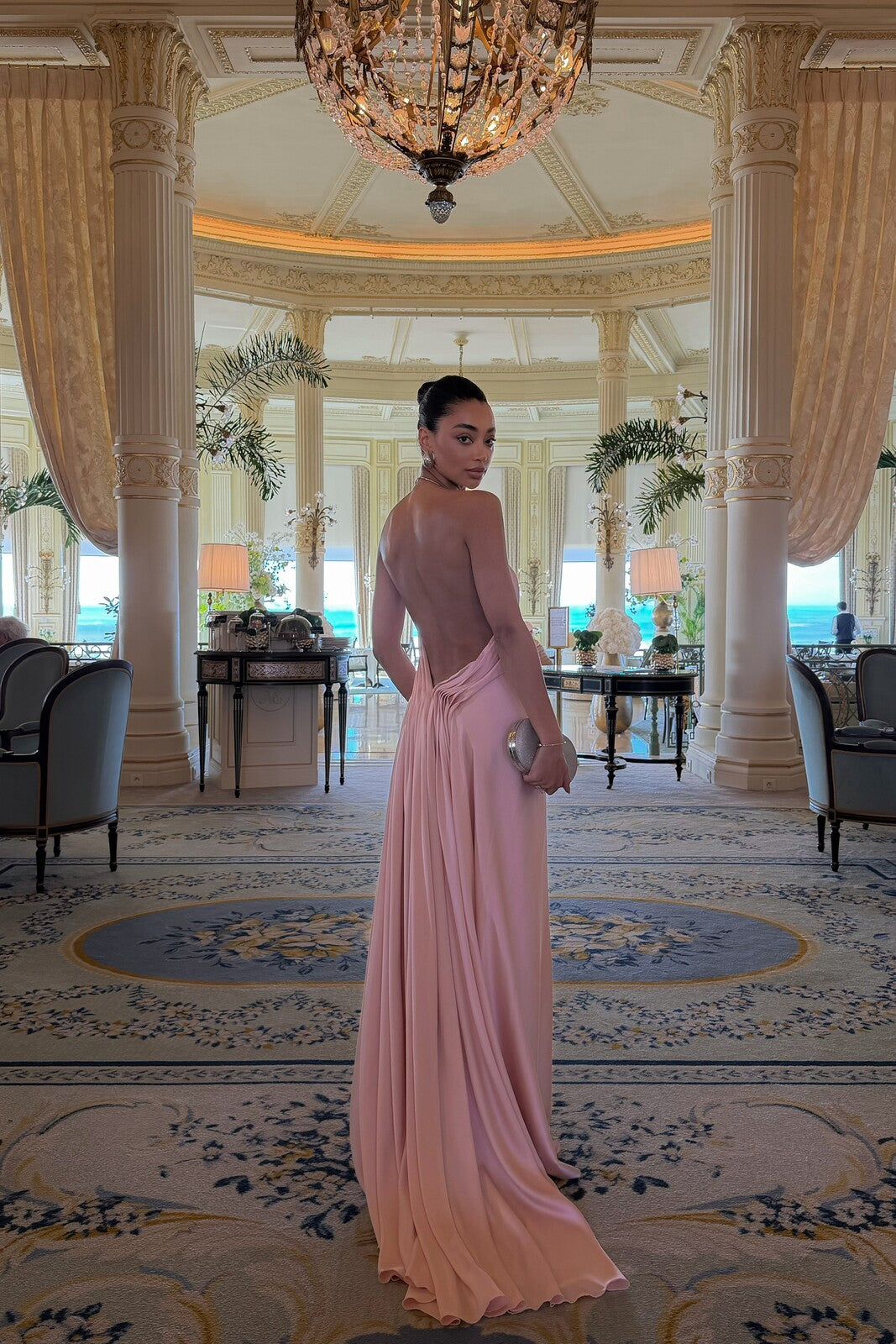 VESTIDO ROSA CLARO APLICAÇÃO PESCOÇO E COSTAS ABERTAS