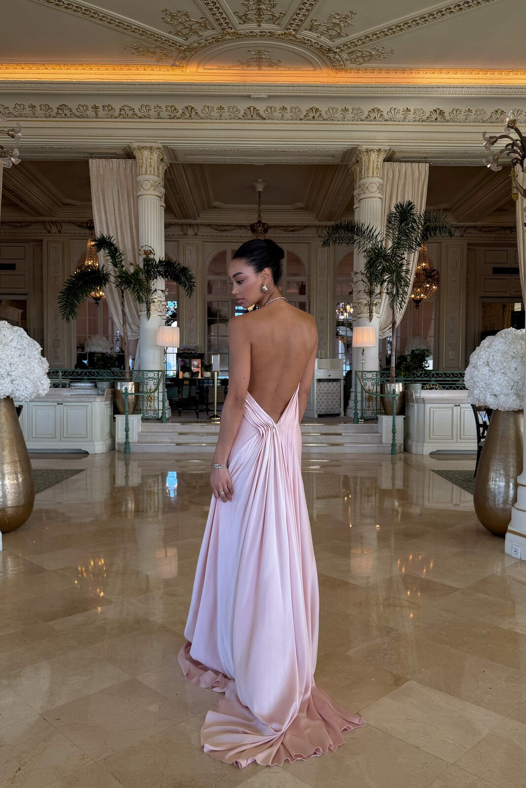 VESTIDO ROSA CLARO APLICAÇÃO PESCOÇO E COSTAS ABERTAS