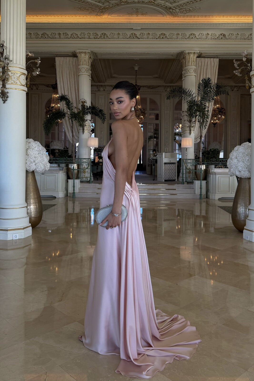 VESTIDO ROSA CLARO APLICAÇÃO PESCOÇO E COSTAS ABERTAS