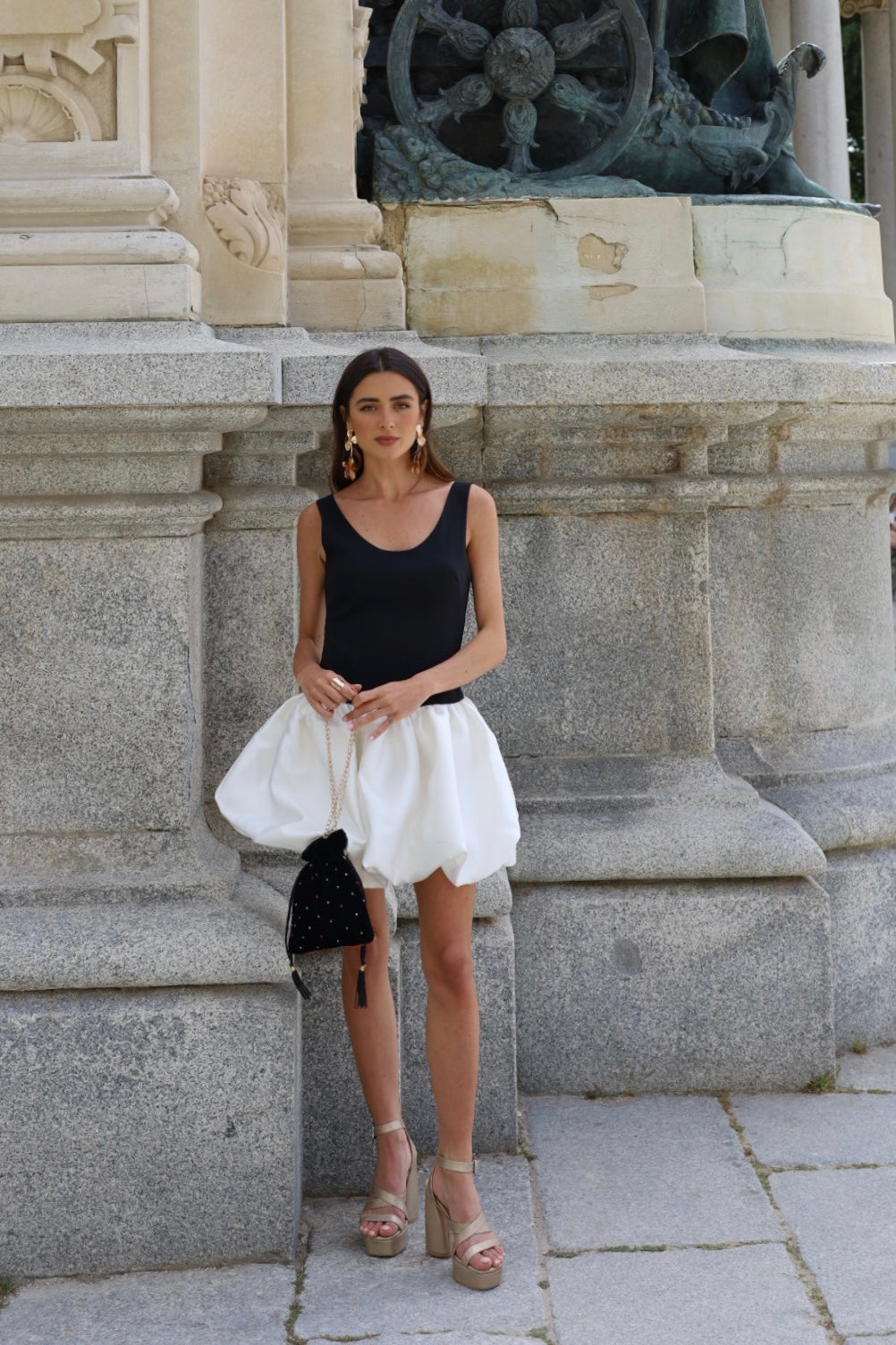VESTIDO CURTO PRETO E BRANCO DE ALÇA COM SAIA ABALONADA