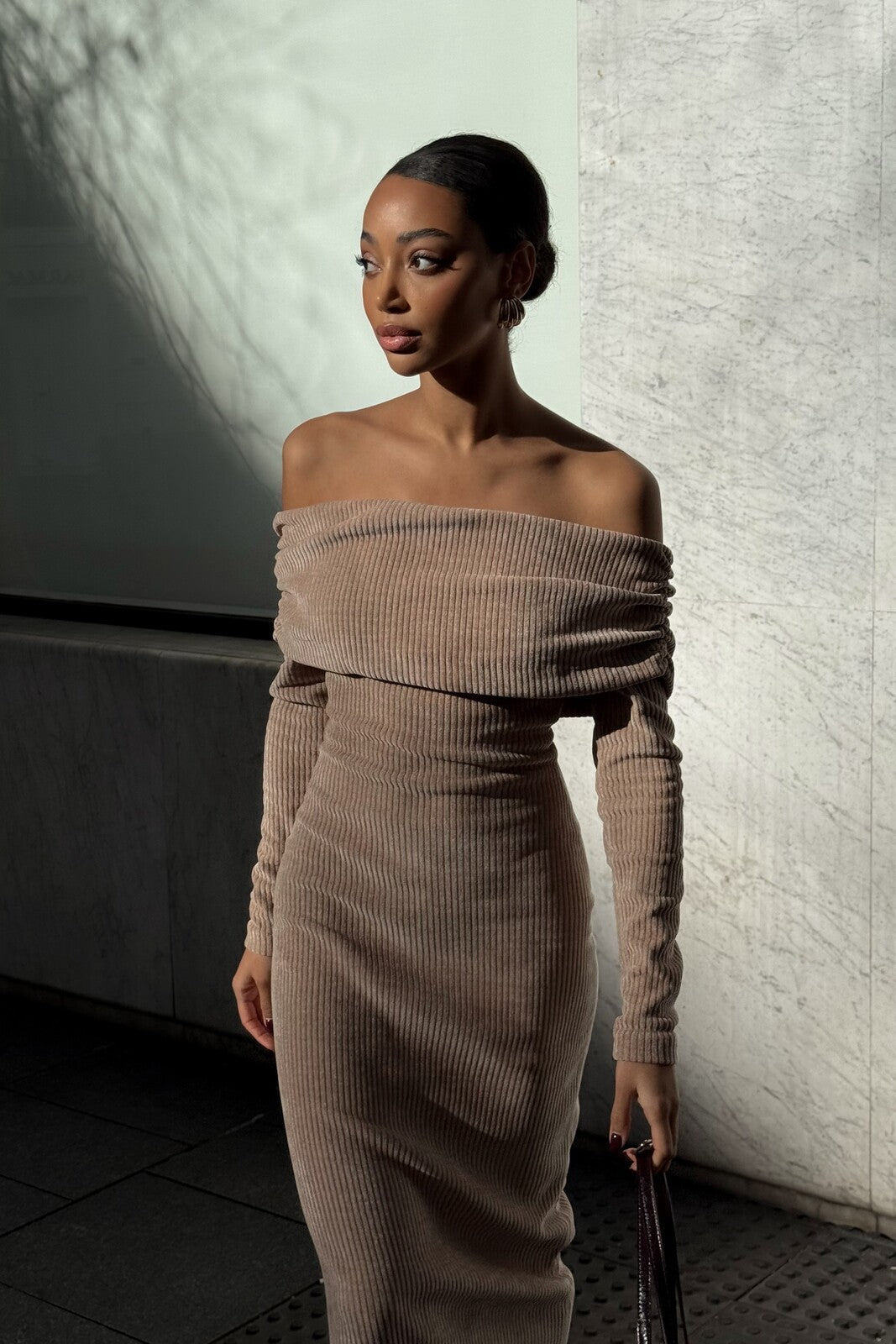 CAMEL KNIT DRESS WITH BARE SHOULDERS STRAIGHT NECKLINE