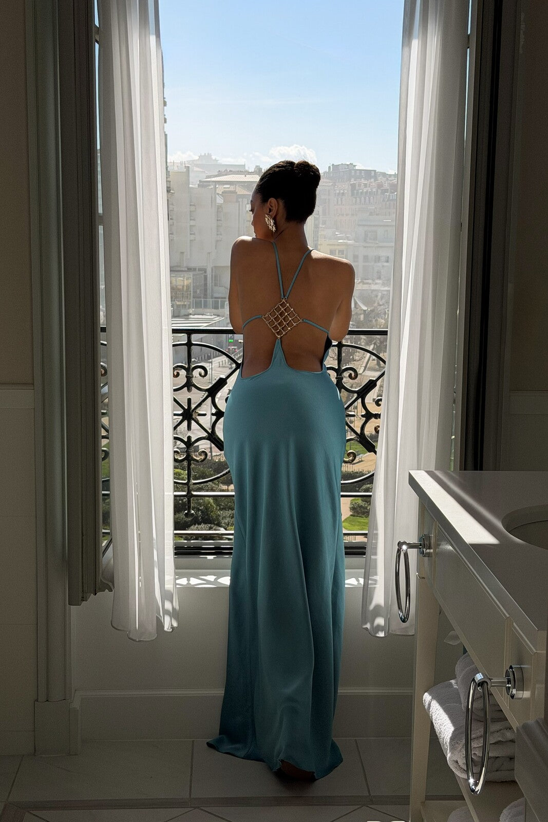 BLUE LONG DRESS WITH BACK APPLIQUÉ