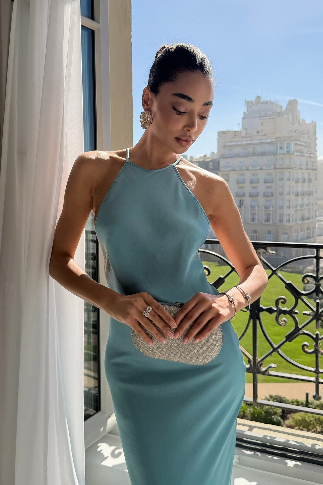 BLUE LONG DRESS WITH BACK APPLIQUÉ