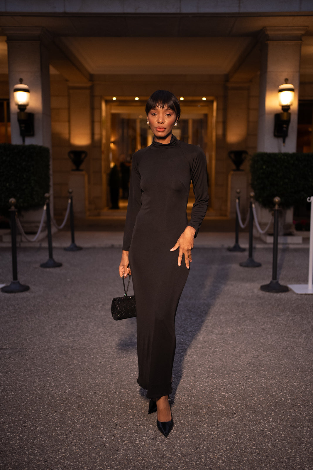 LONG BLACK DRESS WITH COLLAR