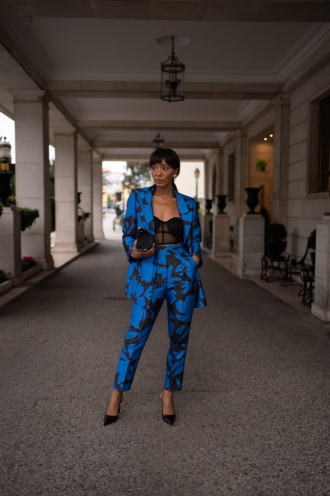 CALÇA PRETA ESTRUTURADA COM ESTAMPADO AZUL JACQUARD