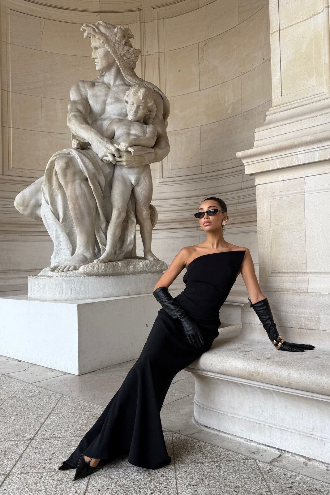 SYMMETRICAL BLACK VESTIDO