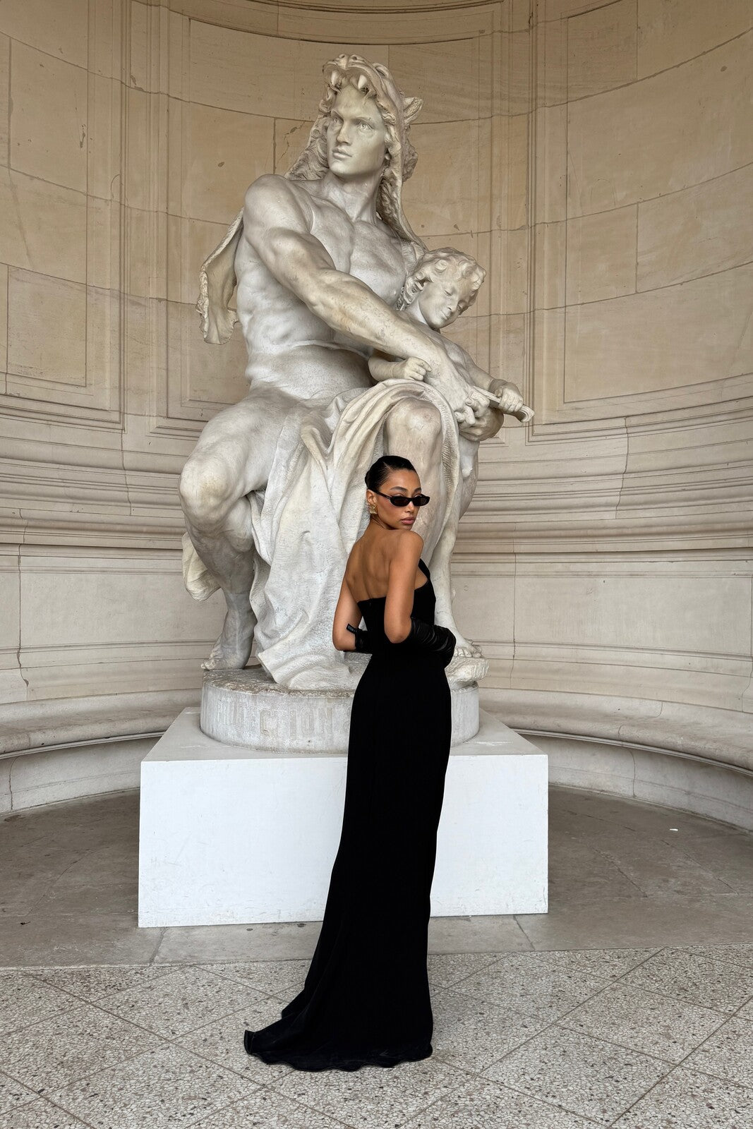 SYMMETRICAL BLACK VESTIDO