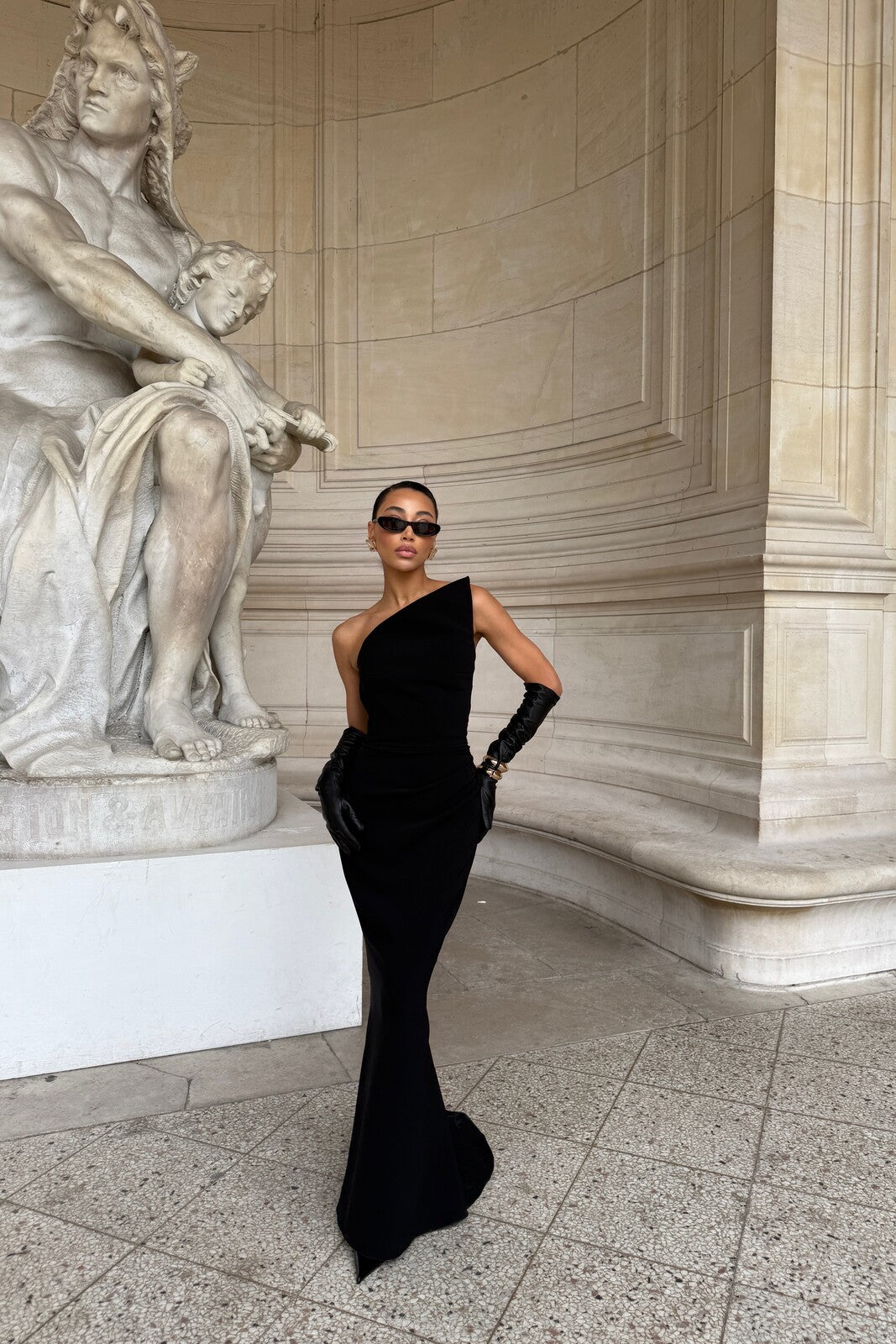 SYMMETRICAL BLACK VESTIDO