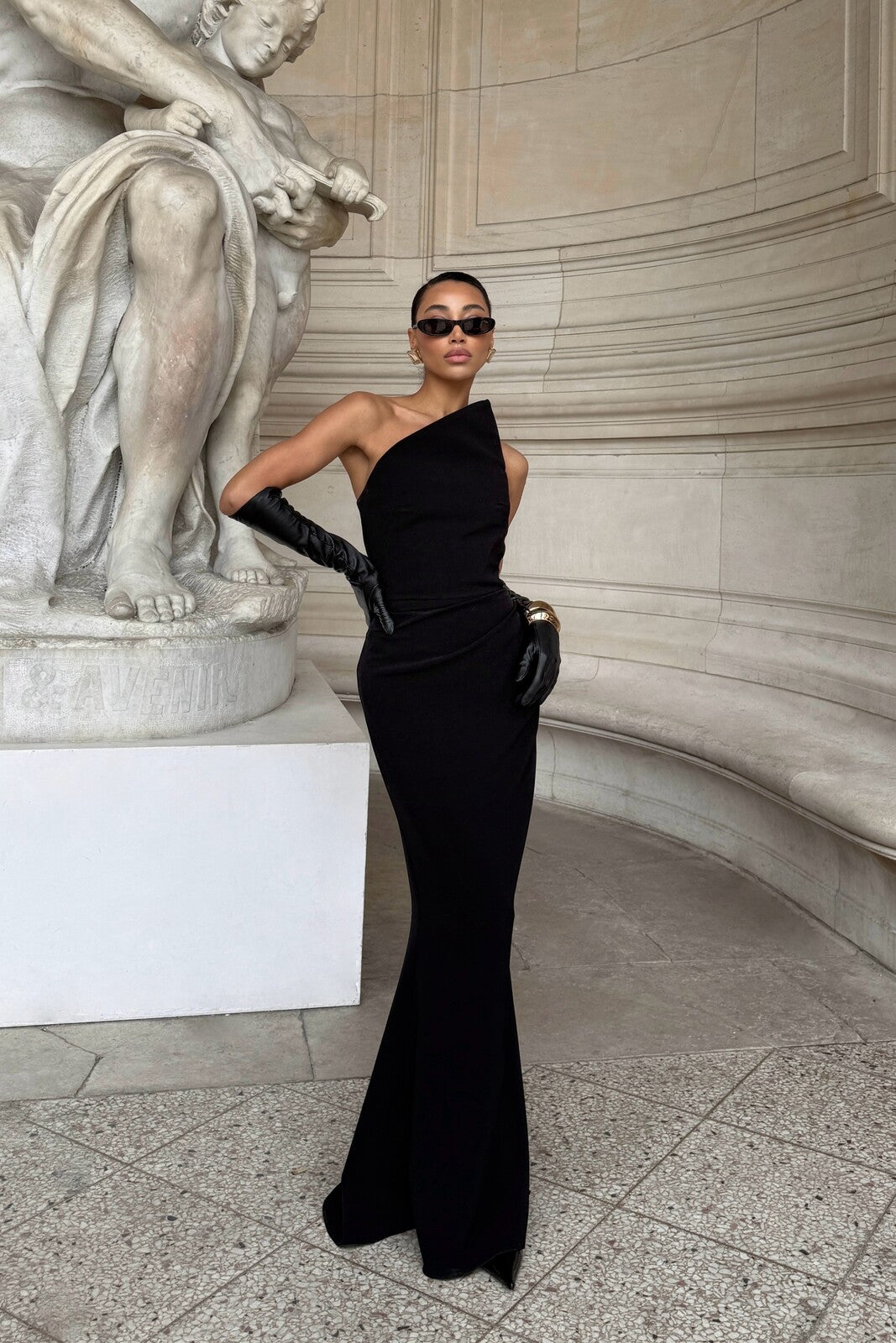 SYMMETRICAL BLACK VESTIDO