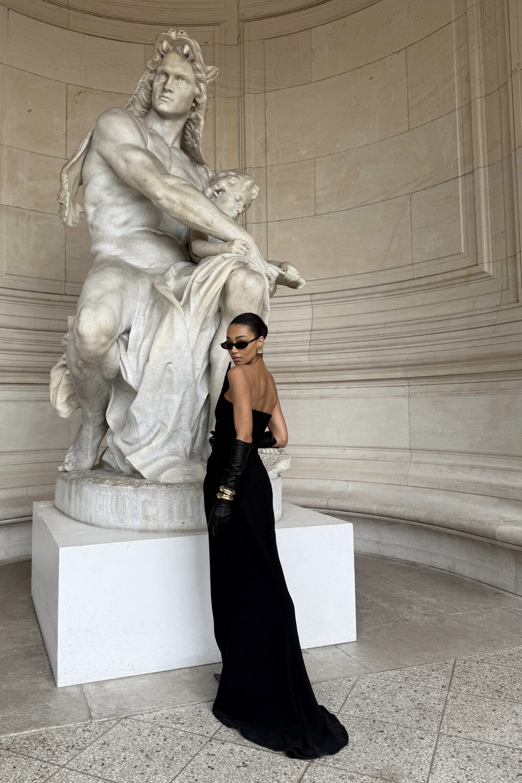 SYMMETRICAL BLACK VESTIDO