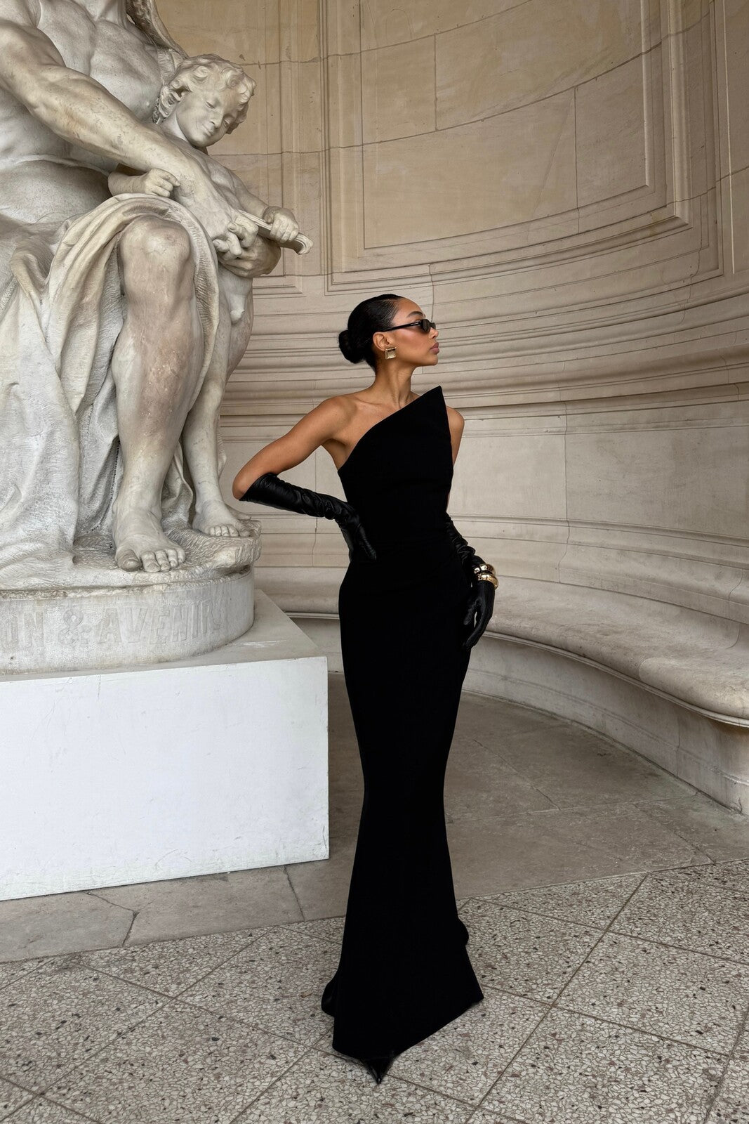 SYMMETRICAL BLACK VESTIDO